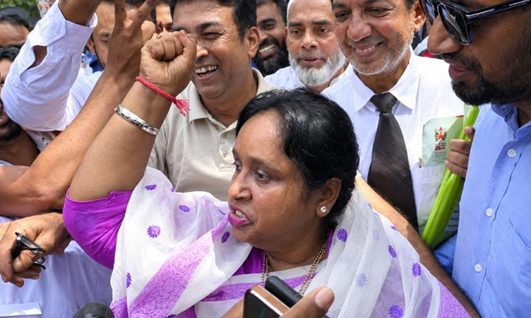 ‘জয় বাংলা’কে দাবিয়ে রাখা যাবে না’: আদালত চত্বরে জামিন পেয়েই গর্জে উঠলেন আইভী
